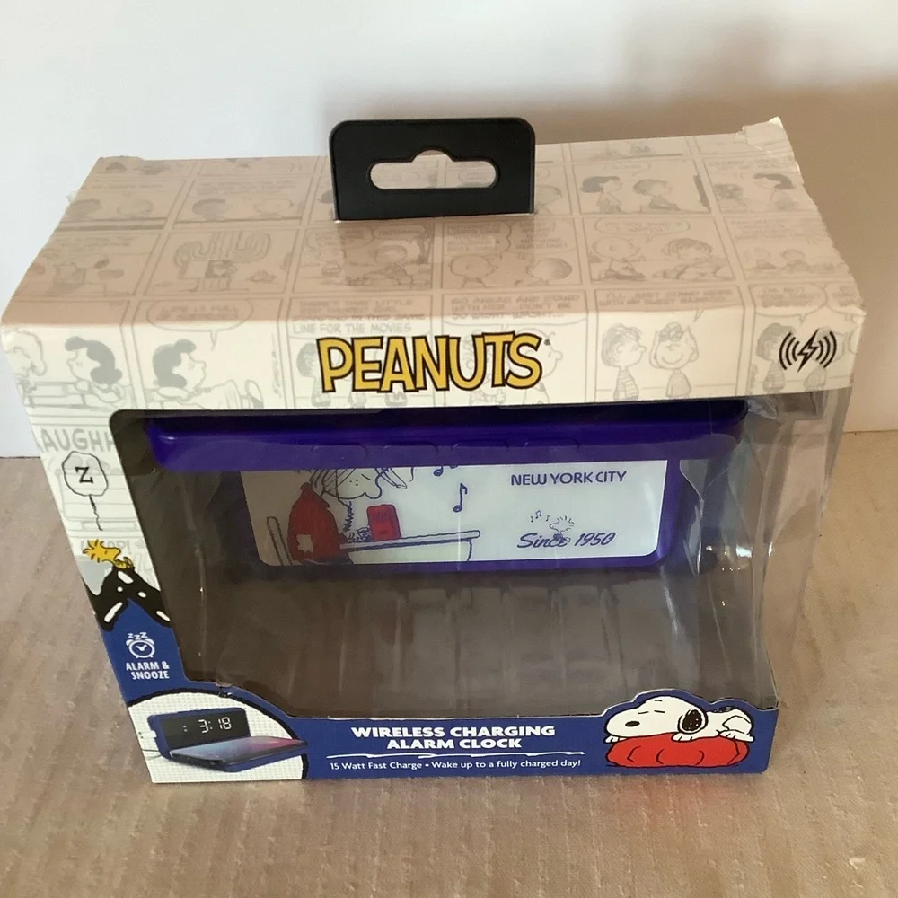 NIB Peanuts Snoopy wireless Phone Charging Dock Alarm Clock, Urban Outfitters
